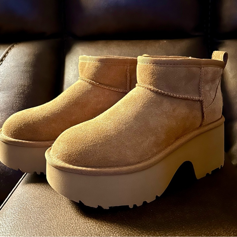 🩷❤️🧡SOLD🩷❤️🧡 UGG PLUSH Platform Ankle Boots - Picture 2 of 6